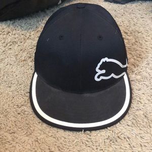 🖤fitted black Puma gold hat🖤